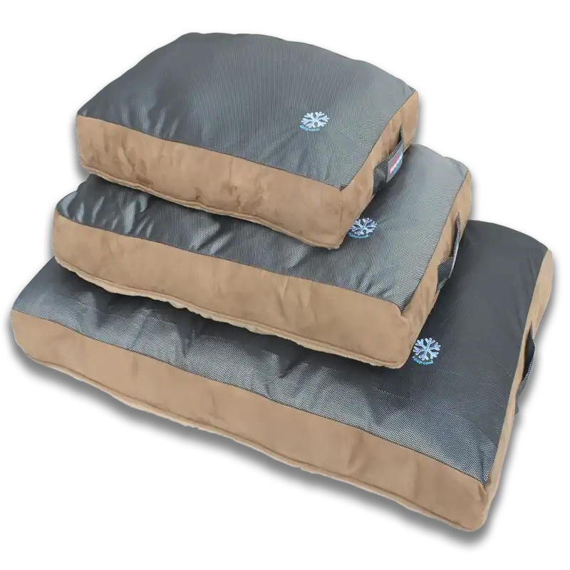 Alto texto: Cubos de enfriamiento portátiles para mascotas en tonos gris y beige.