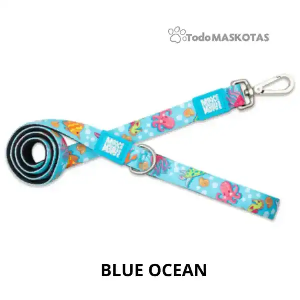 Colorido cinturón de mascota con motivos marinos en azul océano, ideal para pasear perros pequeños.