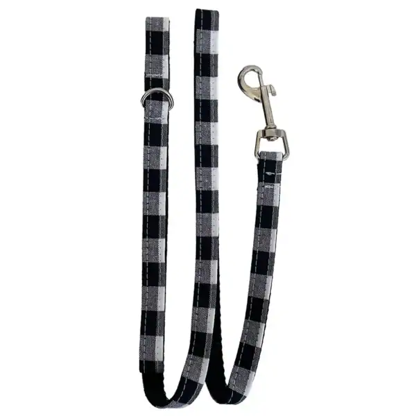 Látigo para perros con diseño de cuadros en color negro y blanco.