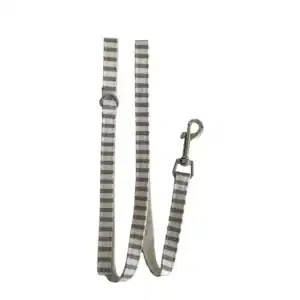 Correa para mascotas con diseño de rayas gris y blanco.