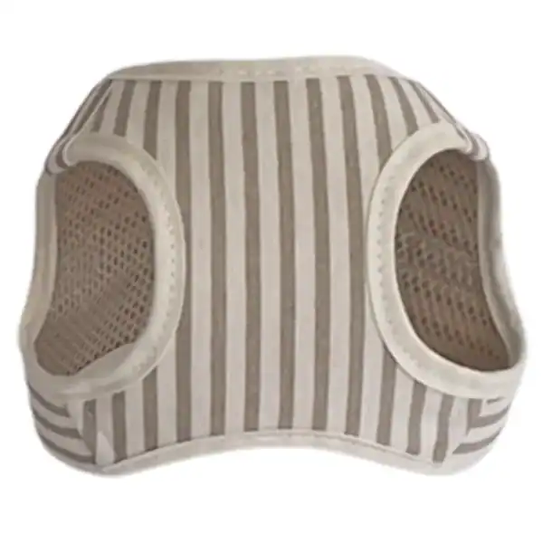 Alto texto: Caseta para mascotas con diseño a rayas y malla ventilada.