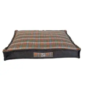 Altext: Cama para mascotas con diseño de tartán y borde de tela resistente.