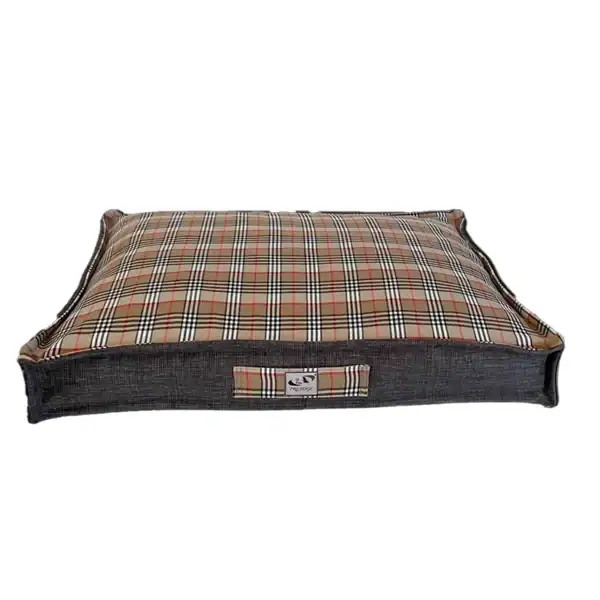 Altext: Cama para mascotas con diseño de tartán y borde de tela resistente.