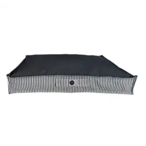 Alto text: Cama para mascotas con superficie acolchada y diseño a rayas en los laterales.