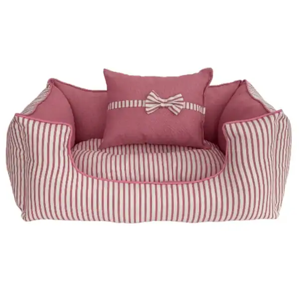 Cama para mascotas con estilo rosa y rayas, cojines y diseño cómodo.
