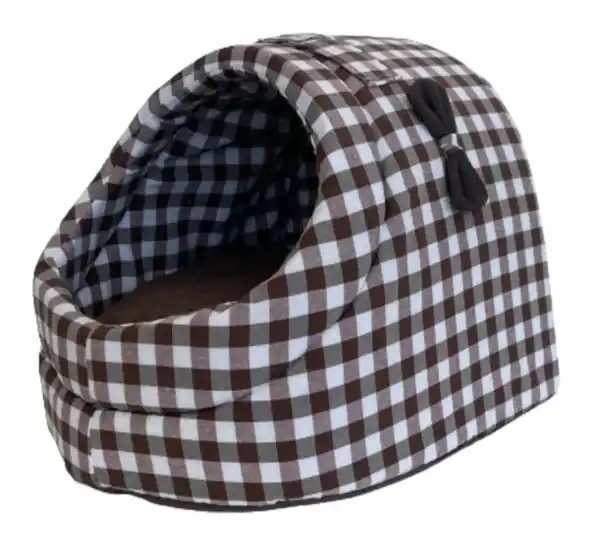 Alto texto:caseta para mascotas con diseño a cuadros en tonos marrón y blanco, cómoda y moderna.