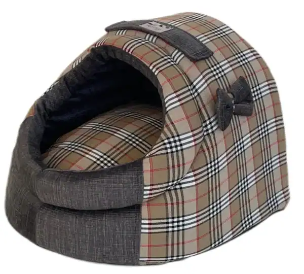 Alfombra neurológica de tela en tonos burdeos y beige con patrones de cuadros y bolsillos decorativos.