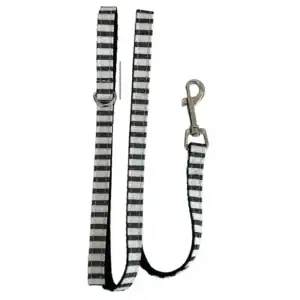 Correa para mascotas con diseño a rayas negras y blancas.