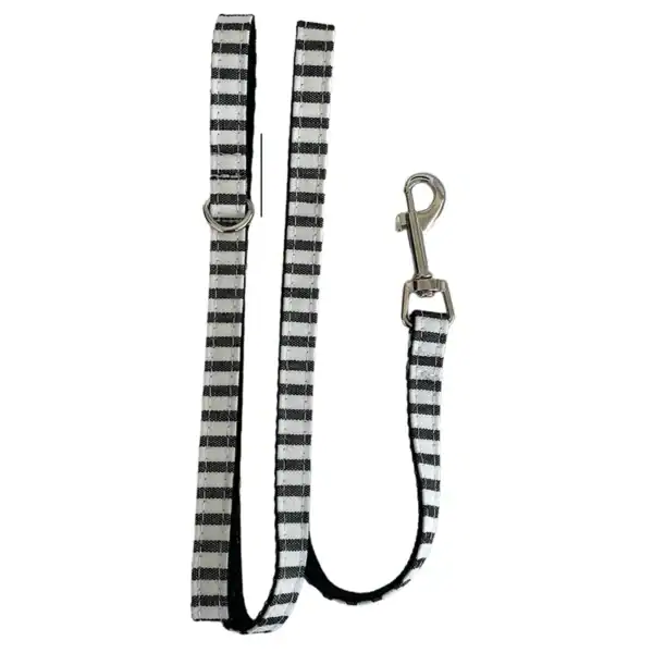 Correa para mascotas con diseño a rayas negras y blancas.