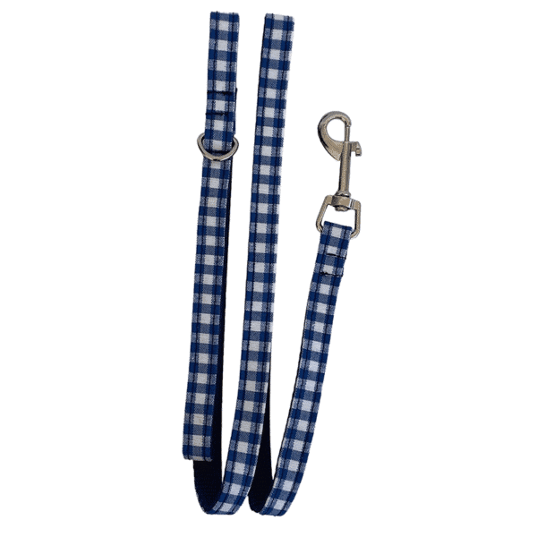 Correa de arnés para mascotas con diseño de cuadros azules y blancos.