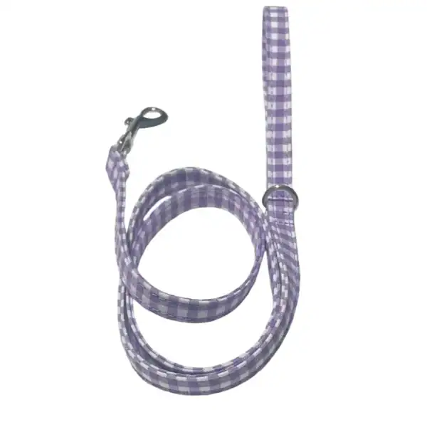 Ternura en tela a cuadros para mascotas, correa y arnés combinados. Perfecto para paseos cómodos y seguros.