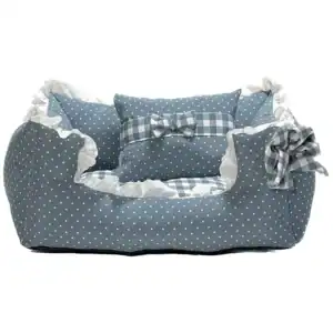 Alto texto: Cama para mascotas con diseño de lunares y lazos, cómoda y decorativa para perros y gatos.