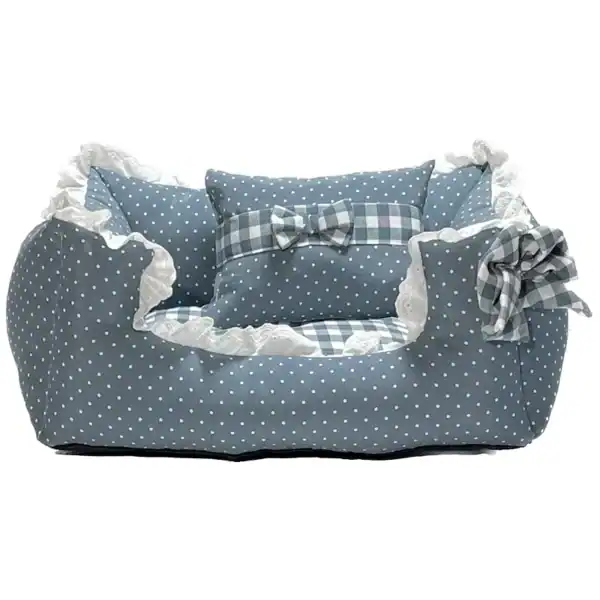 Alto texto: Cama para mascotas con diseño de lunares y lazos, cómoda y decorativa para perros y gatos.