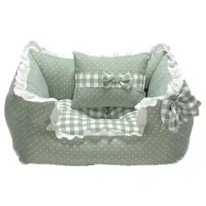 Poltrona acolchada para mascotas en tonos verdes con estampado de lunares y cuadros, ideal para comodidad y decoración infantil.