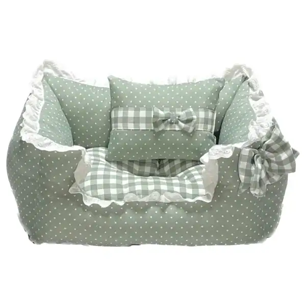 Poltrona acolchada para mascotas en tonos verdes con estampado de lunares y cuadros, ideal para comodidad y decoración infantil.