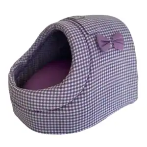 Alfombra para mascotas en checkered morado con lazo decorativo.