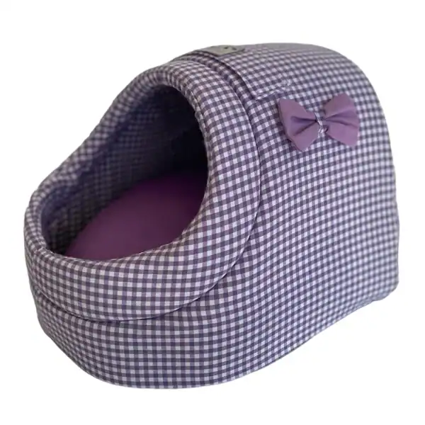 Alfombra para mascotas en checkered morado con lazo decorativo.
