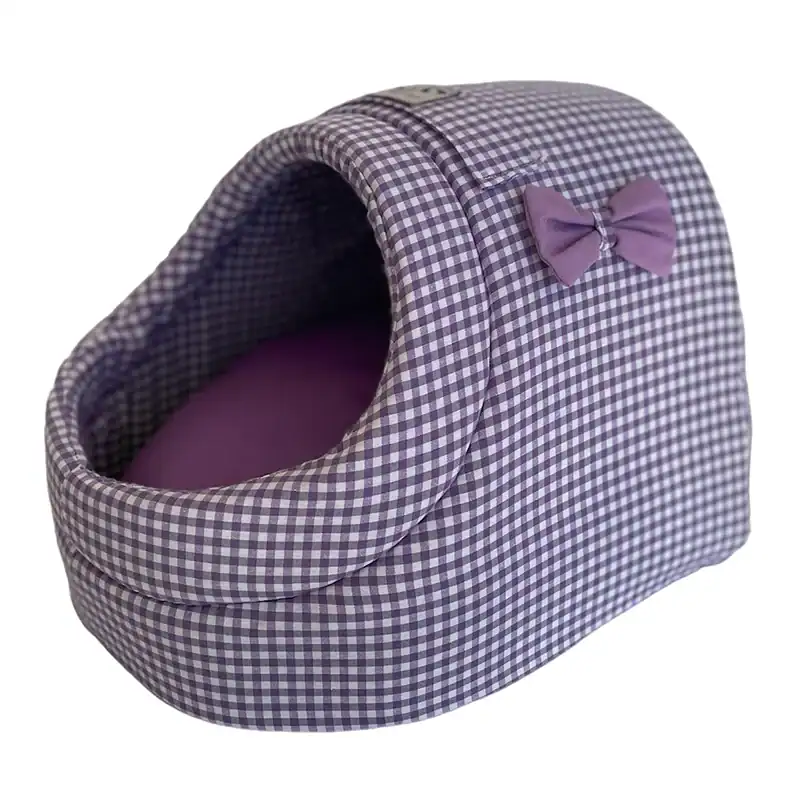 Alfombra para mascotas en checkered morado con lazo decorativo.