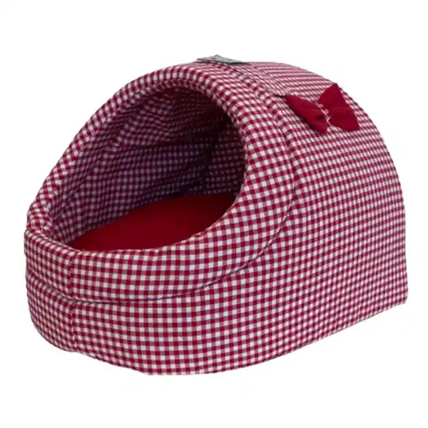 Cueva para gato con diseño de cuadros rojos y blancos y lazo decorativo.
