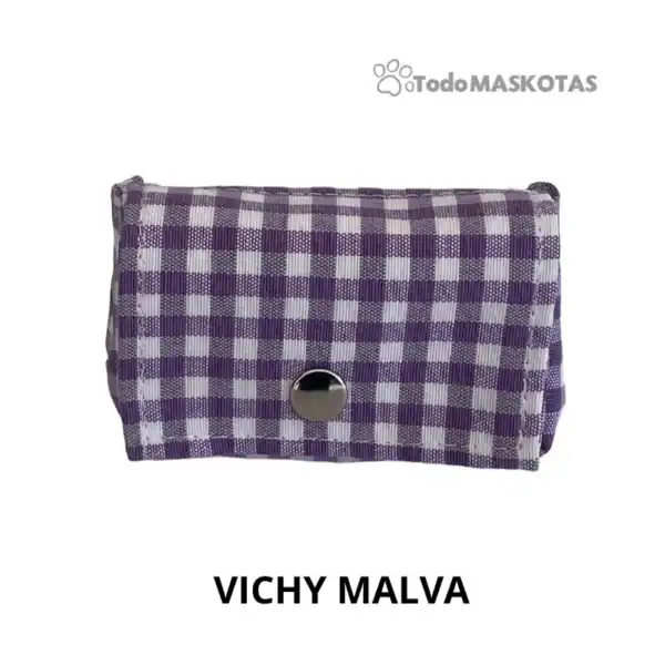 Alto texto: Costurera de tela con patrón a cuadros en tonos morados y plateados.