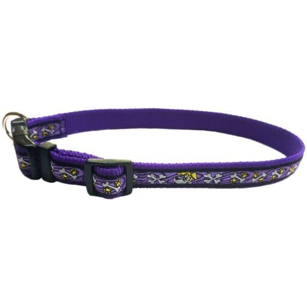Correa para perros con diseño de murciélagos en color morado.