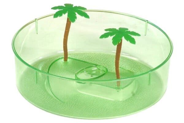 Barcos hinchables con palmeras, accesorios de playa y piscinas inflables para niños.