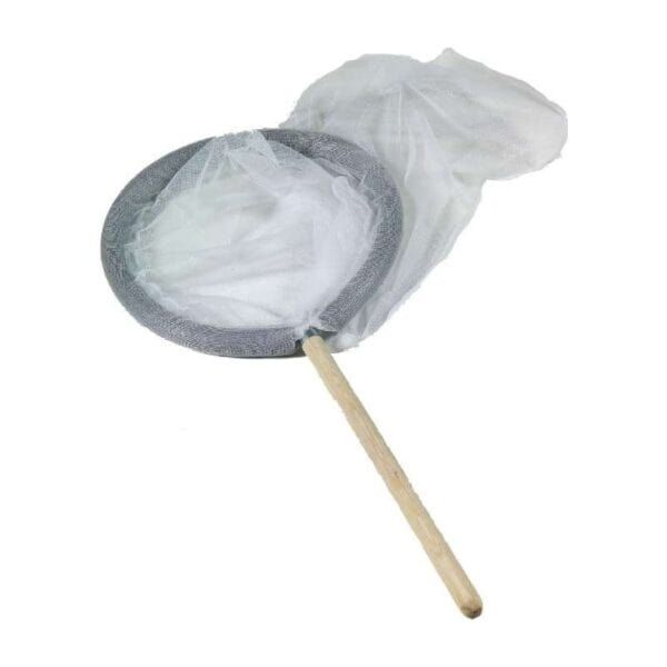 Filtro para cazar insectos con mango de madera, ideal para actividades de jardinería y conservación de fauna.