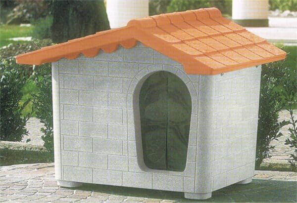 Casa de mascotas de crema con puerta en forma de arco y tejado naranja de tejas. Ideal para perros y gatos en el jardín.