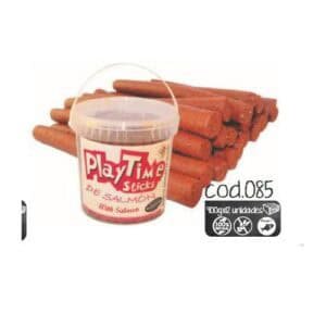 Churros de salmón Play Time sticks con salsa en envase compacto.