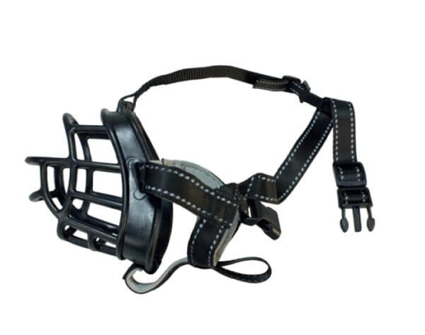 Arnés de protección para perros con máscara de malla negra.