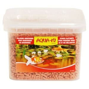 Aqua-Ki cibos para peces en envase translúcido con pescado naranja en cartel.