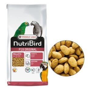 Pajaritos enjaulados con alimento para aves Parrots NutriBird Pellets para loros y aves.