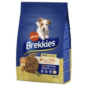 Perro con comida para mascotas Brekkies en paquete de 3 kg.