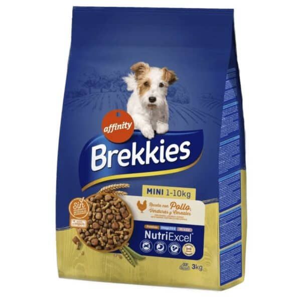 Perro con comida para mascotas Brekkies en paquete de 3 kg.