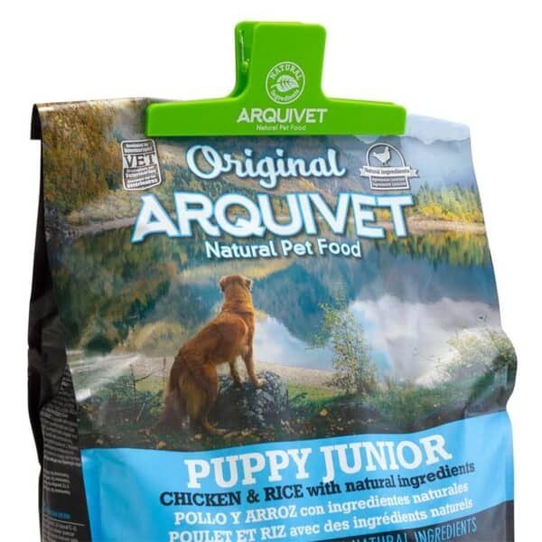 Alto texto: comida natural para perros cachorros, pollo y arroz, ingredientes naturales.