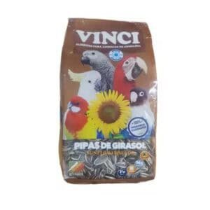 Alto texto: Pienso para aves exóticas con girasol, paquete de 1 kg para loros y cacatúas.