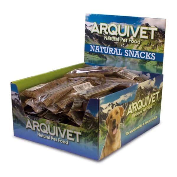 Snacks naturales para perros en caja con packaging de paisaje montañoso y perro feliz.