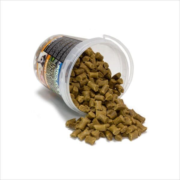 Cápsulas de comida para mascotas en envase de plástico con etiqueta, alimento para perros o gatos.