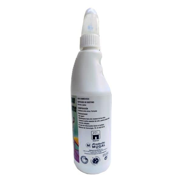 Limpiador doméstico con spray para desinfección y aromas en envase blanco con etiqueta.