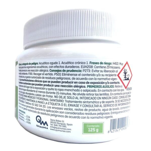 Disolvente químico en envase de seguridad para productos peligrosos, etiqueta de advertencia y precaución.