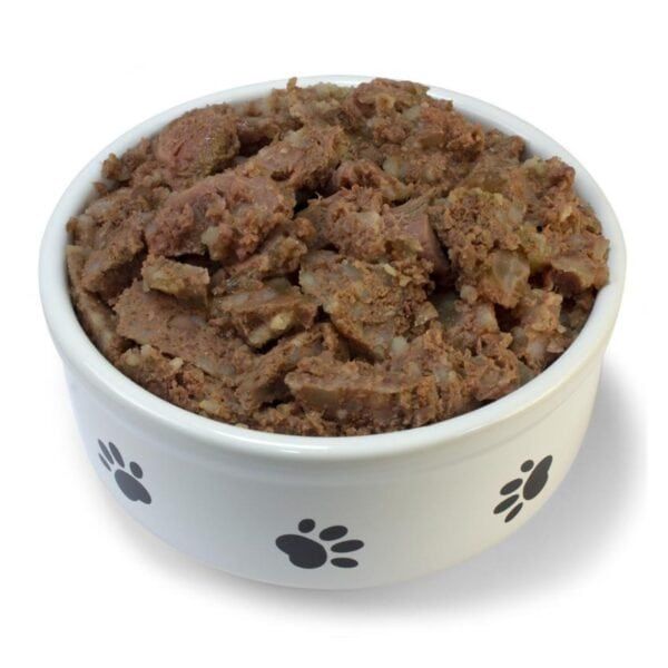 Alimento húmedo para mascotas en cuenco blanco con huellas negras.