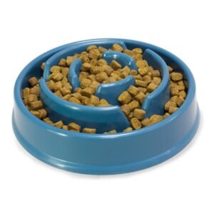 Comedero para mascotas azul con плитками de comida seca.