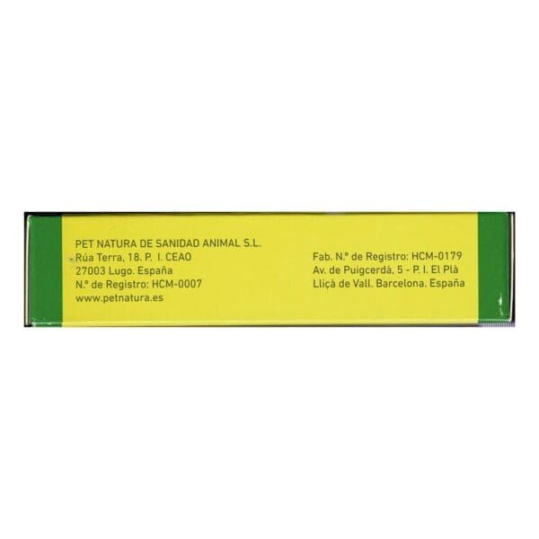 Alimento para mascotas en envase de color verde y amarillo con información de la marca Pet Natura.