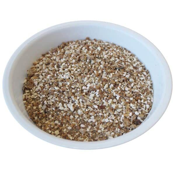 Mezcla de especias y condimentos para mascotas en bol, ingredientes naturales.