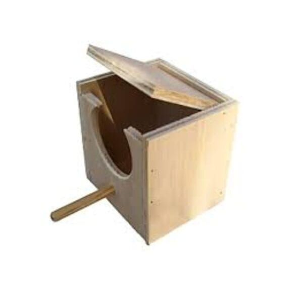 Juguete casero de madera para gatos con puerta y rueda lateral.