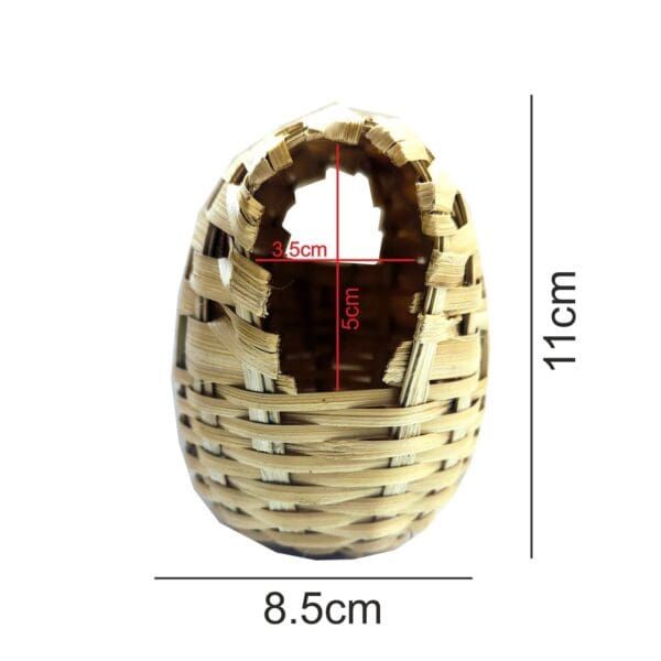 Mini cesta de mimbre para decoración y manualidades, tamaño compacto.