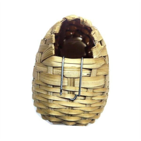 Cesta de mimbre con correa y apertura decorativa para mascotas, ideal para transportar animales pequeños.