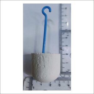 Shovel de limpieza con mango azul y base de cemento para jardín o piscinas.