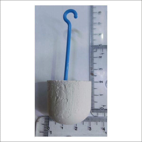 Shovel de limpieza con mango azul y base de cemento para jardín o piscinas.