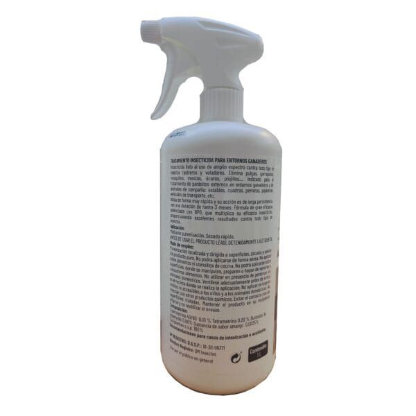 Insecticida para animales y entornos ganaderos, tratamiento efectivo con spray para plagas.